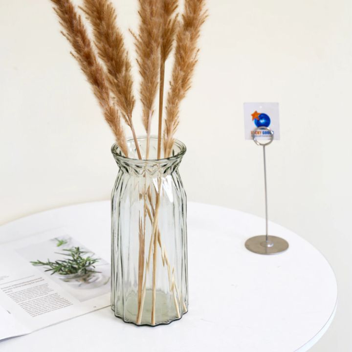 Elegant Glass Vase with a Refined Design