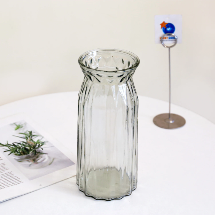 Elegant Glass Vase with a Refined Design